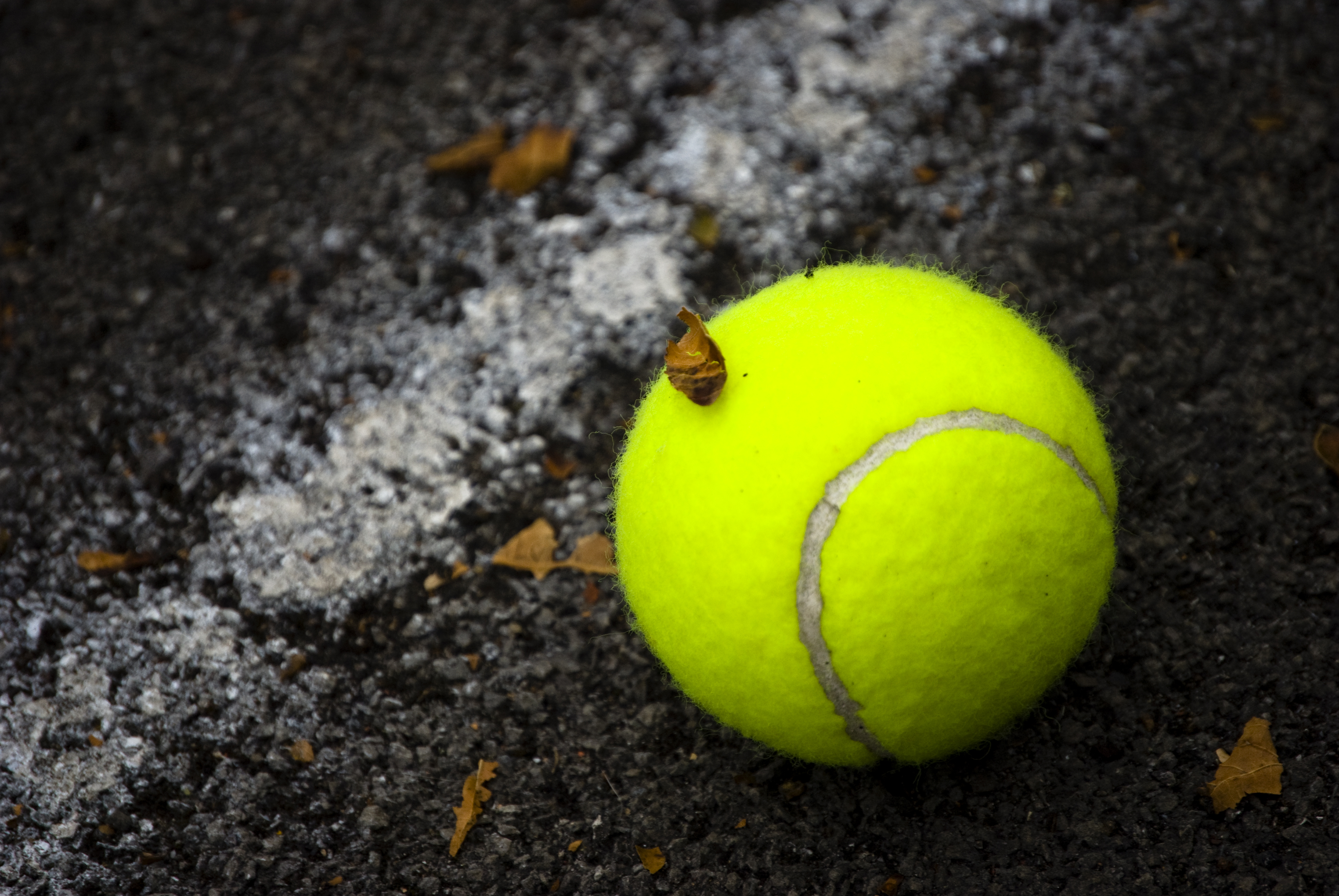 Высота теннисного мяча. Теннисный мяч. Теннисный мяч на корте. Теннисный мяч красивый. Футбольный мяч на теннисном корте.